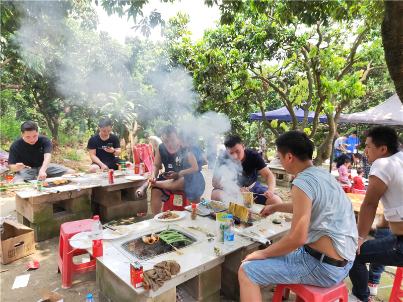 貝朗員工燒烤現場圖片一